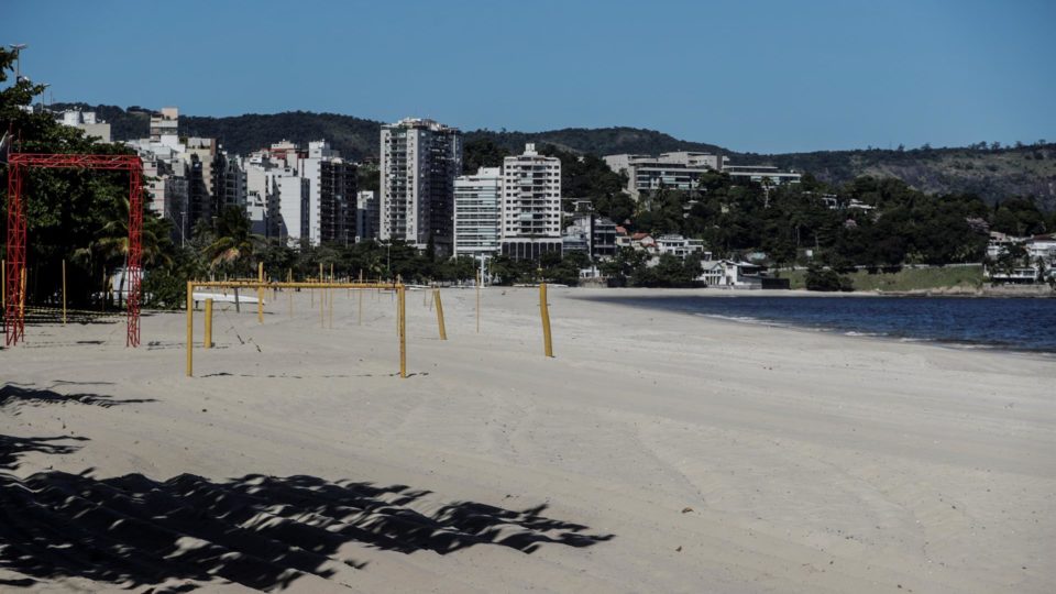 Praia vazia durante lockdown em Niterói