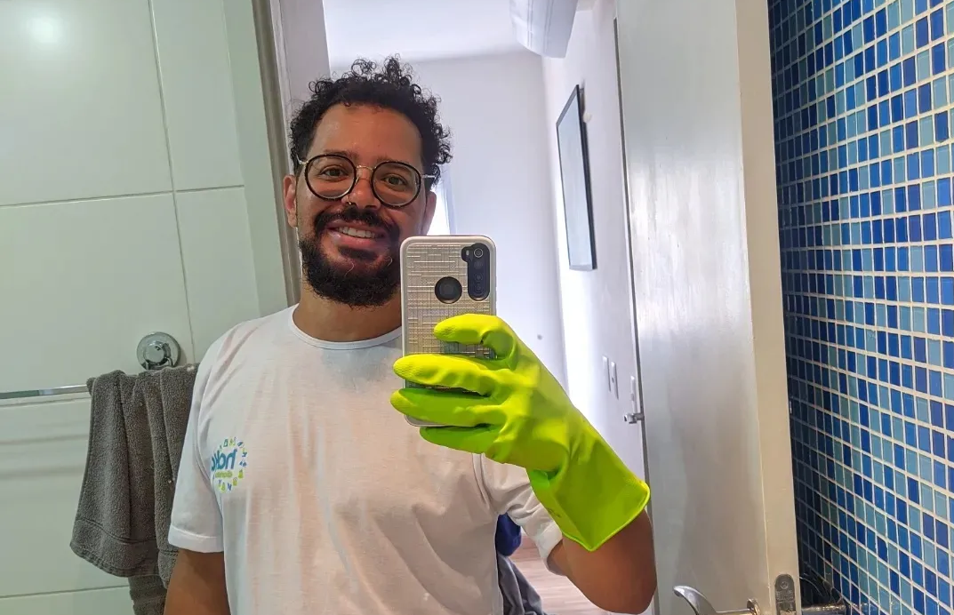Tiago Haka, há dois anos trabalhando com limpeza de casas sob a alcunha de Homem Diarista