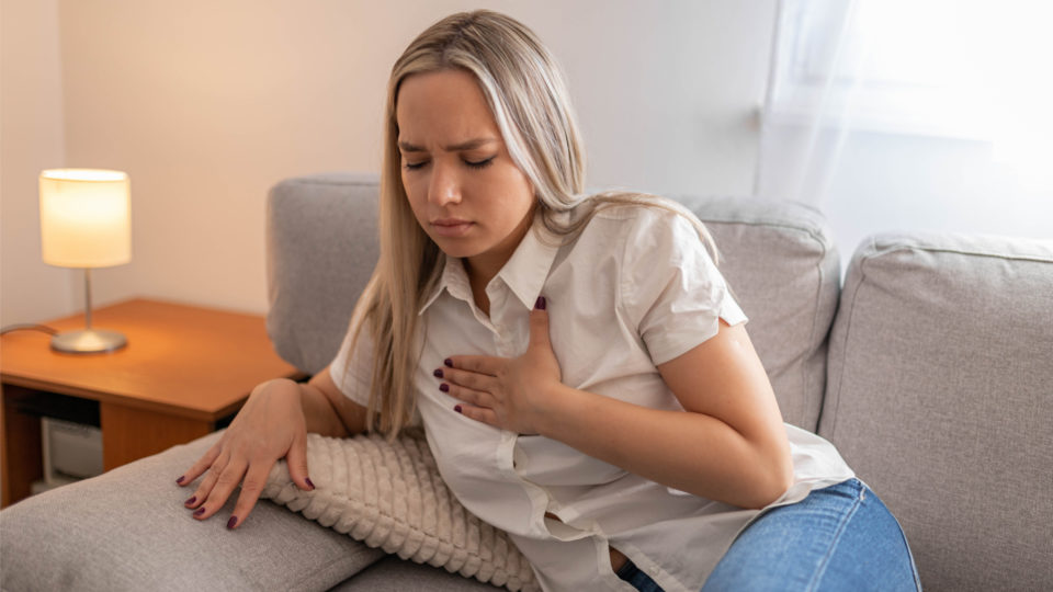 Quem tem pneumonia costuma sentir dor ou desconforto no peito quando respira.