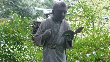 Estátua do filósofo e economista japonês Kinjiro Ninomiya: "leia, estude e trabalhe duro como se sua vida dependesse disso, porque muitas vezes depende"