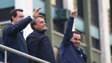 Bolsonaro ao lado de Ratinho Junior (esq.) e Paulo Martins (dir.) em evento em Curitiba.