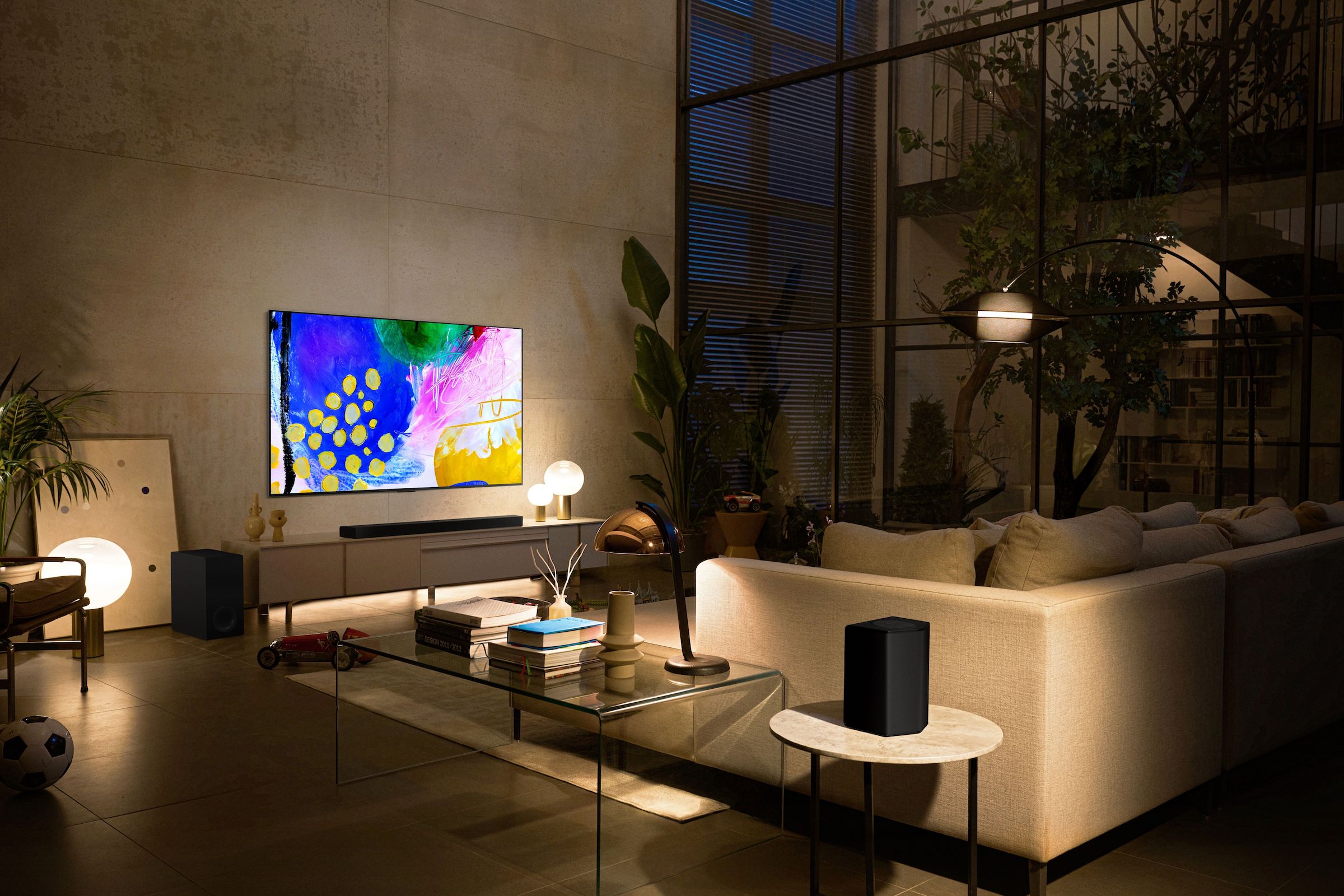 O televisor  Smart TV LG OLED evo Gallery Edition de 65’&#8217; tem uma central de controle compatível com assistentes digitais da Amazon, Apple e Google
