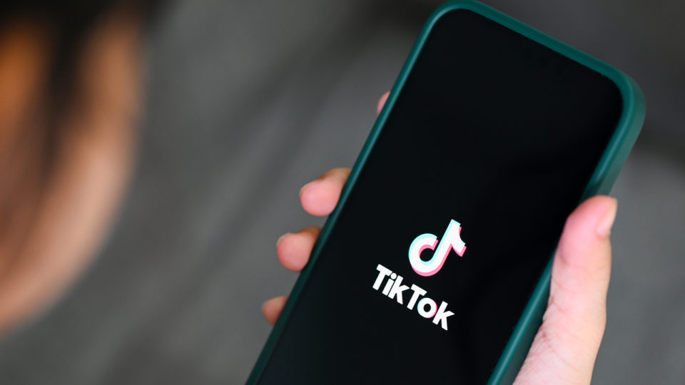 "O TikTok, uma subsidiária ultramarina da companhia chinesa ByteDance, que tem membros do Partido Comunista Chinês na diretoria, vai policiar o discurso político americano e possuir os dados de, potencialmente, milhões de eleitores", denunciam parlamentares Republicanos