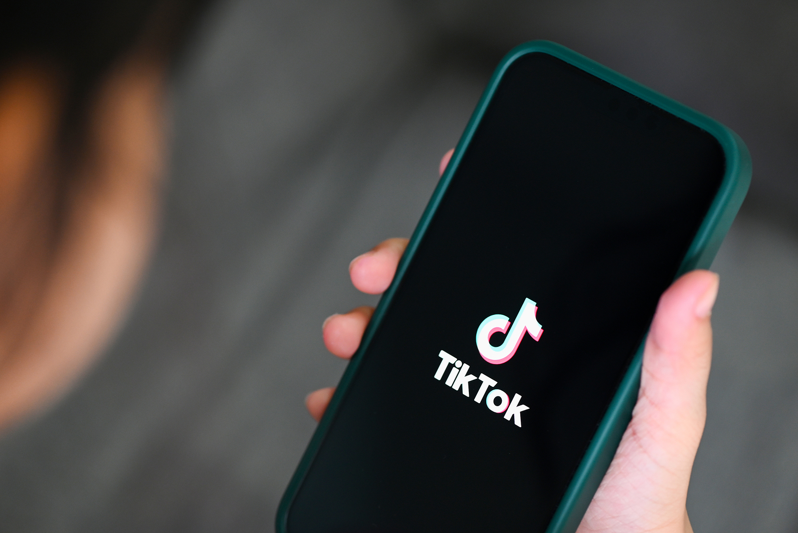 "O TikTok, uma subsidiária ultramarina da companhia chinesa ByteDance, que tem membros do Partido Comunista Chinês na diretoria, vai policiar o discurso político americano e possuir os dados de, potencialmente, milhões de eleitores", denunciam parlamentares Republicanos