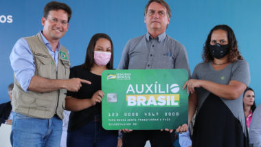 Auxílio Brasil é a aposta de Bolsonaro para combater a fome e a miséria