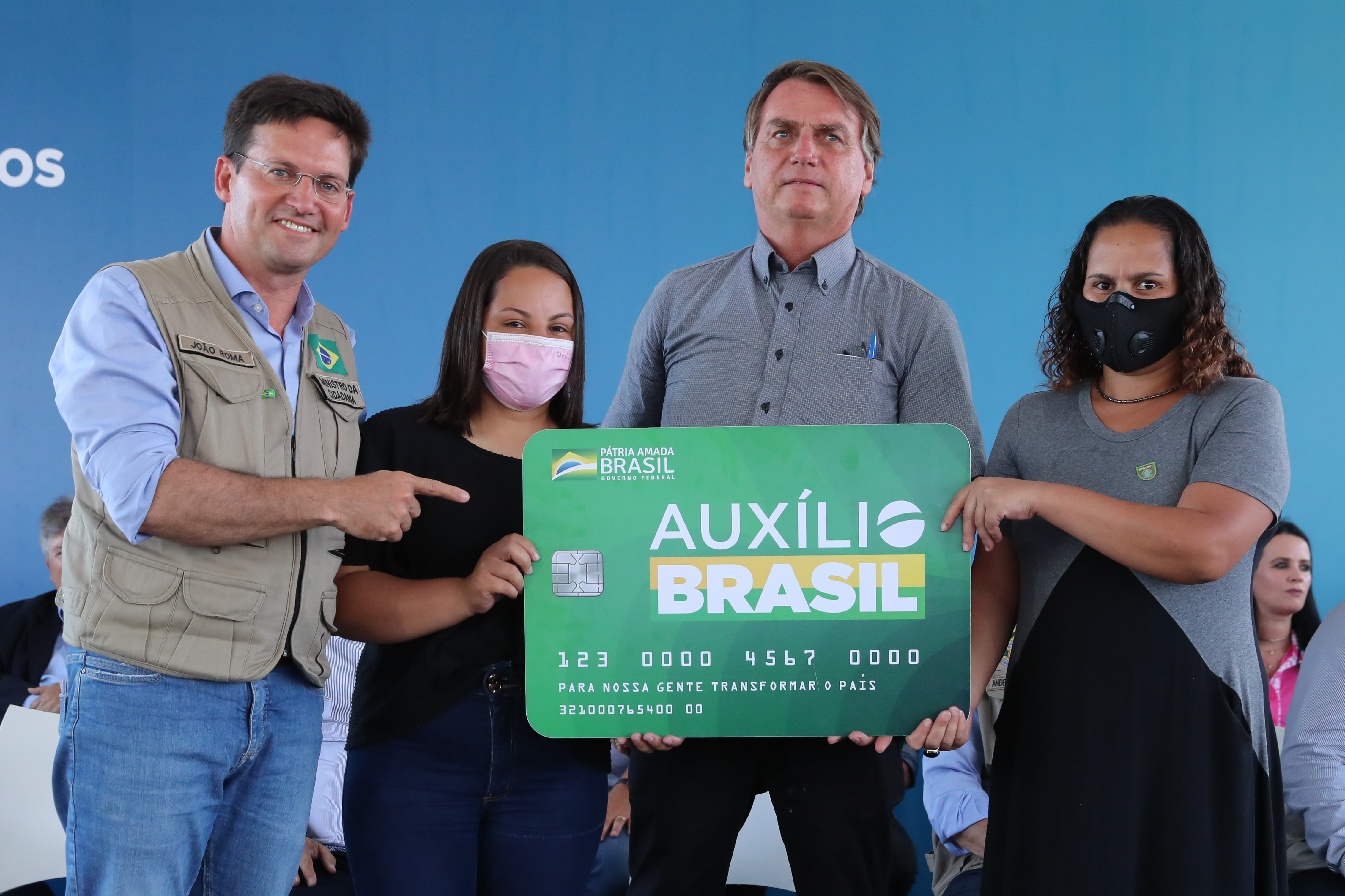 Bolsonaro durante entrega simbólica do cartão do Auxílio Brasil, em fevereiro: programa é a principal aposta para o combate à fome e à miséria.