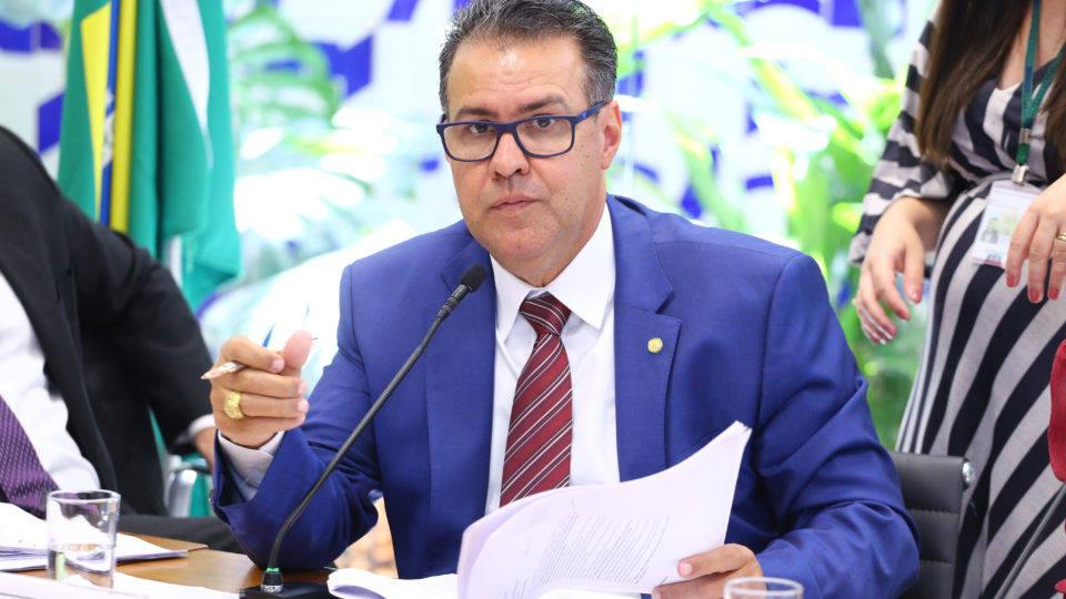 Deputado pede que Moraes reconsidere proibição de armas a policiais nos dias de votação