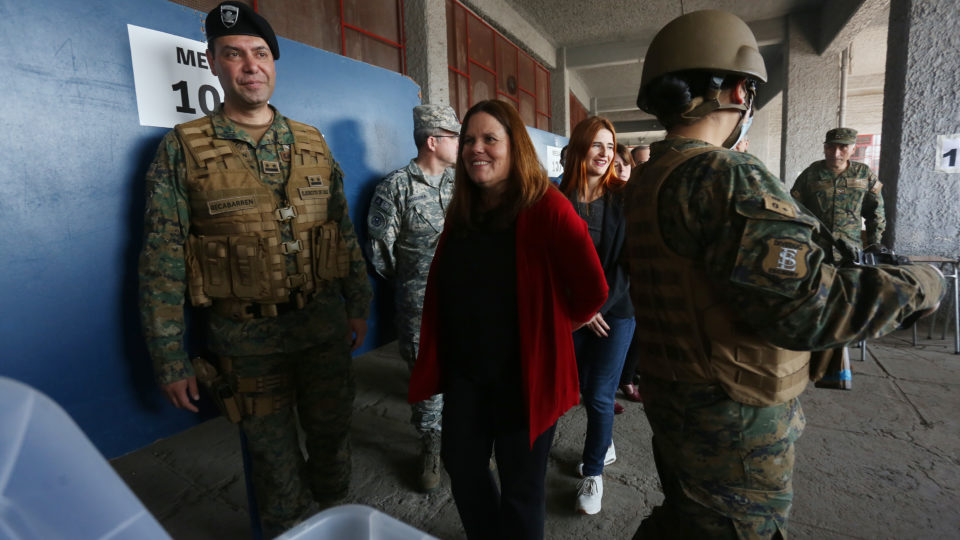 Ministra da Defesa do Chile, Maya Fernández, inspeciona ao lado de militares o local de votação no Estádio Nacional de Santiago