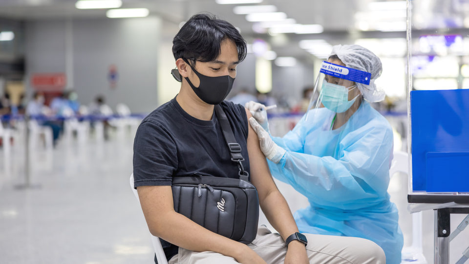 Rapaz é vacinado em Bangkok