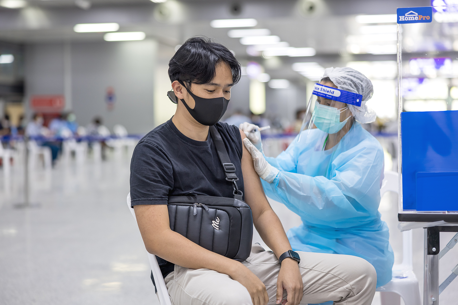 Rapaz é vacinado em Bangkok
