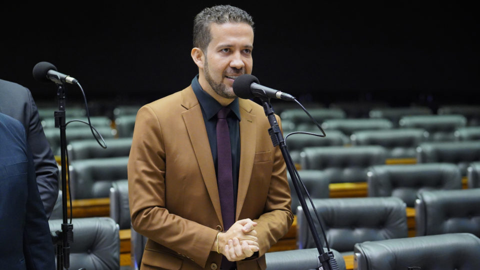 André Janones defende uso de fake news contra Bolsonaro: “É pela democracia”