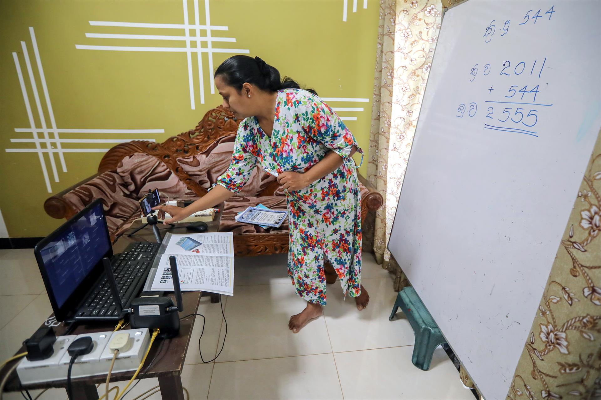 Uma professora de uma escola do governo dá aulas online para crianças em Colombo, Sri Lanka Lanka, 04 de julho de 2022: o país adotou um rigoroso lockdown e agora vive grave crise social e econômica