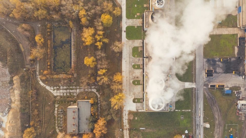A emissão de carbono impacta diretamente no clima do planeta, o que está fazendo com que as empresas revejam a forma de produção.