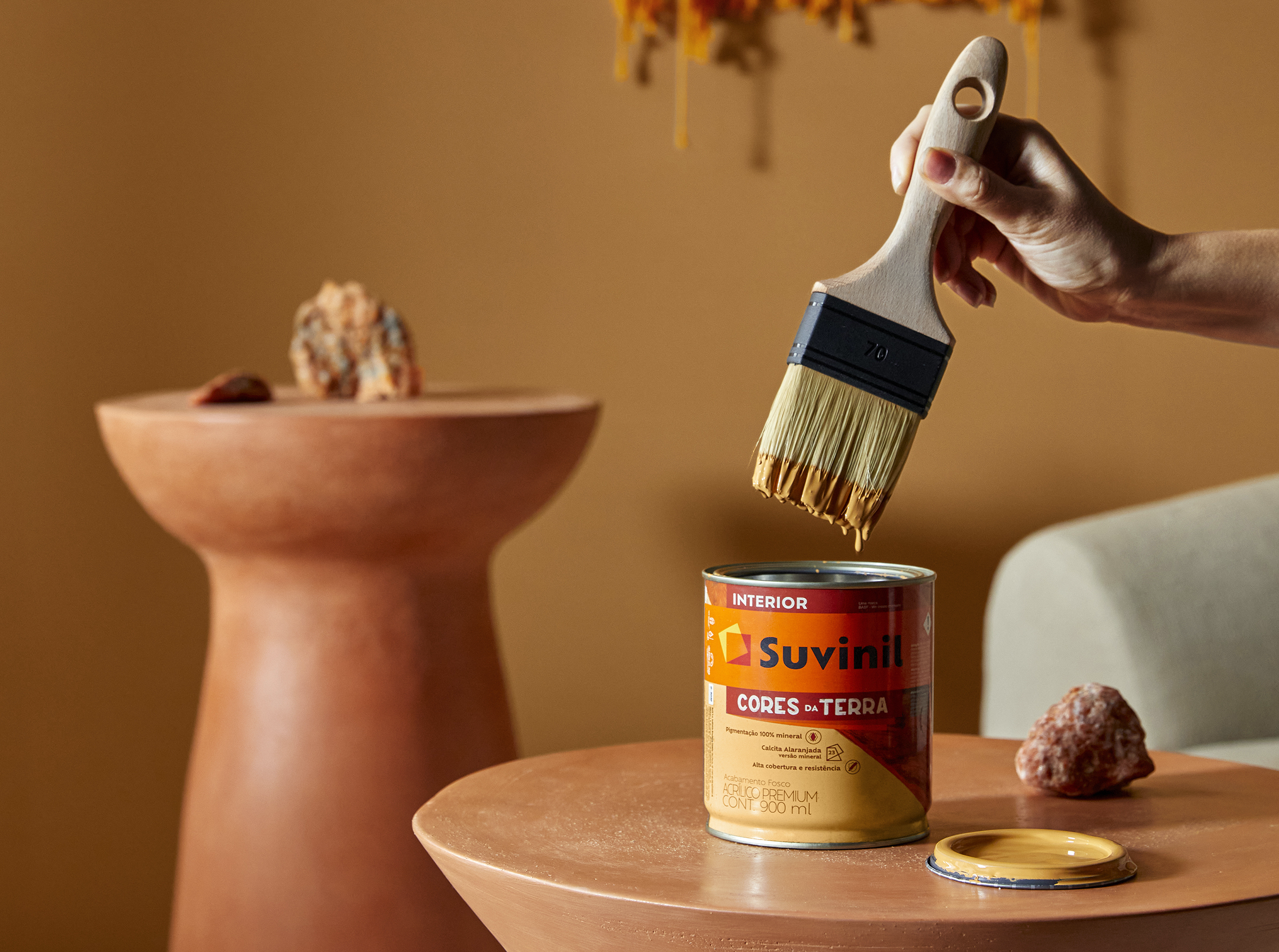 Calcita Alaranjada, primeira tinta da Suvinil com pigmentação 100% natural. Mesas laterais @nydiarocha_atelier; sofá @estudio_ambrosio; tapeçaria @brunaoctaviano na @universo.produtos; tapete @aveia.tapecaria na @feiranarosenbaum