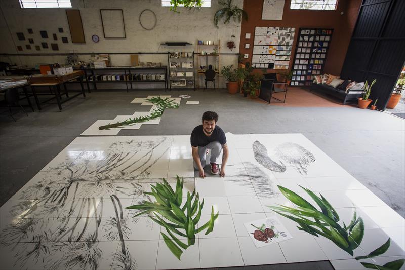 O arquiteto e ceramista Rômulo Lass e os azulejos do painel da Praça das Pinhas