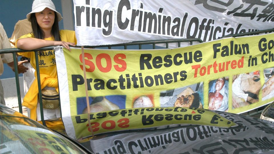Ativistas da organização de direitos humanos "Falun Dafa" se manifestam enquanto o então ditador chinês Hu Jintao visitava a Cidade do México, no dia 11 de setembro de 2005.