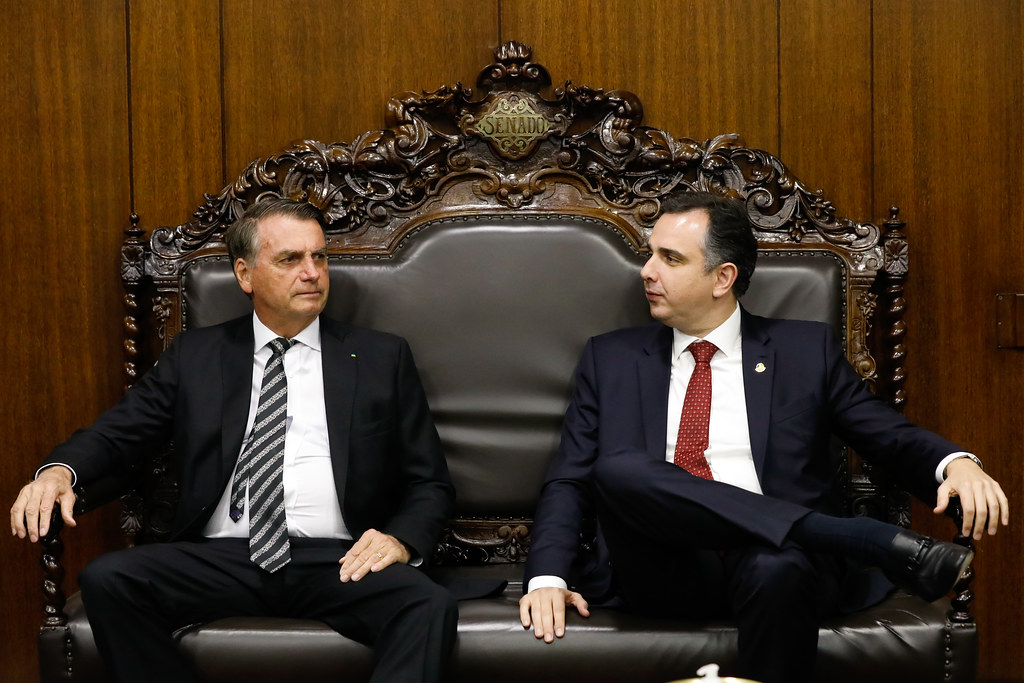 Jair Bolsonaro e o presidente do Congresso, Rodrigo Pacheco: publicação de MPs permite ao Executivo &#8220;legislar&#8221; no lugar de deputados e senadores
