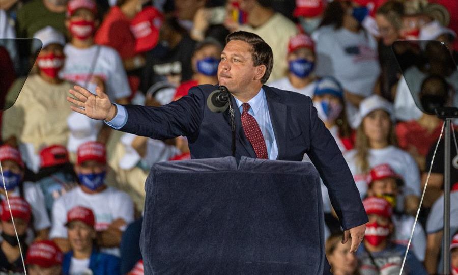O governador da Flórida, Ron DeSantis, do Partido Republicano: estado se tornou um “refúgio de sanidade em um mundo enlouquecido”