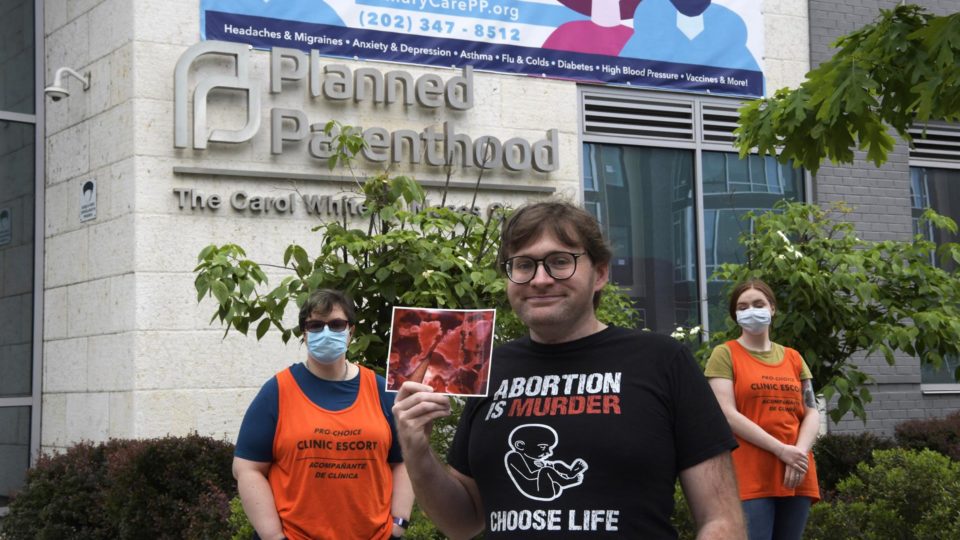Ativista pró-vida em frente a uma clínica da Planned Parenthood, em Washington