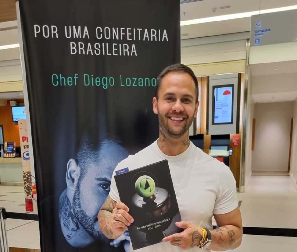 Diego Lozano no lançamento de seu primeiro livro em Curitiba.