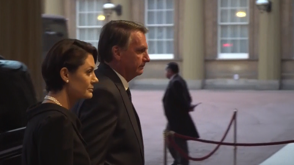 Bolsonaro e Michelle na recepção de Charles III