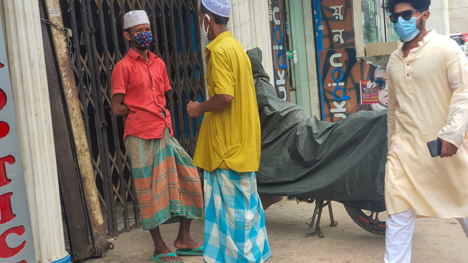 Homens de máscara em Bangladesh