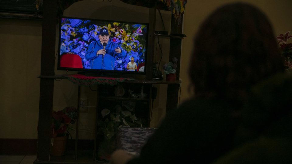 Jovem nicaraguense assiste a pronunciamento do ditador Daniel Ortega pela televisão