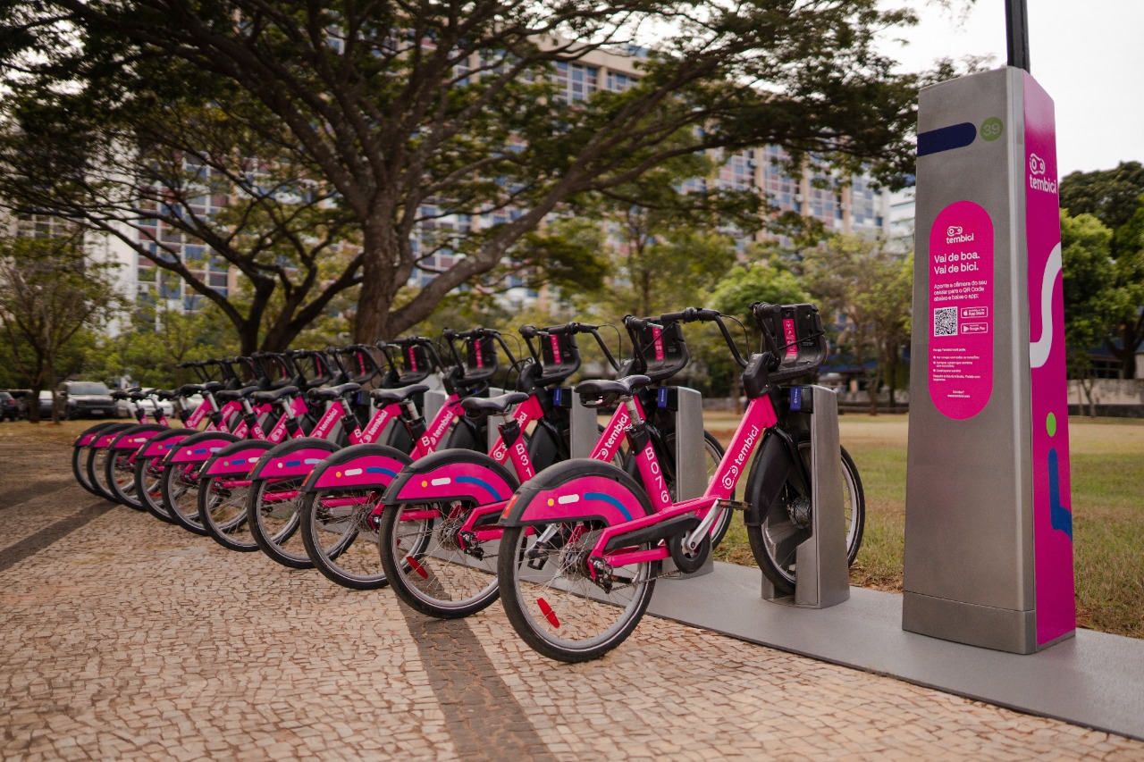 Curitiba terá 50 estações como essa da imagem, com 10 bicicletas disponíveis em cada uma delas.