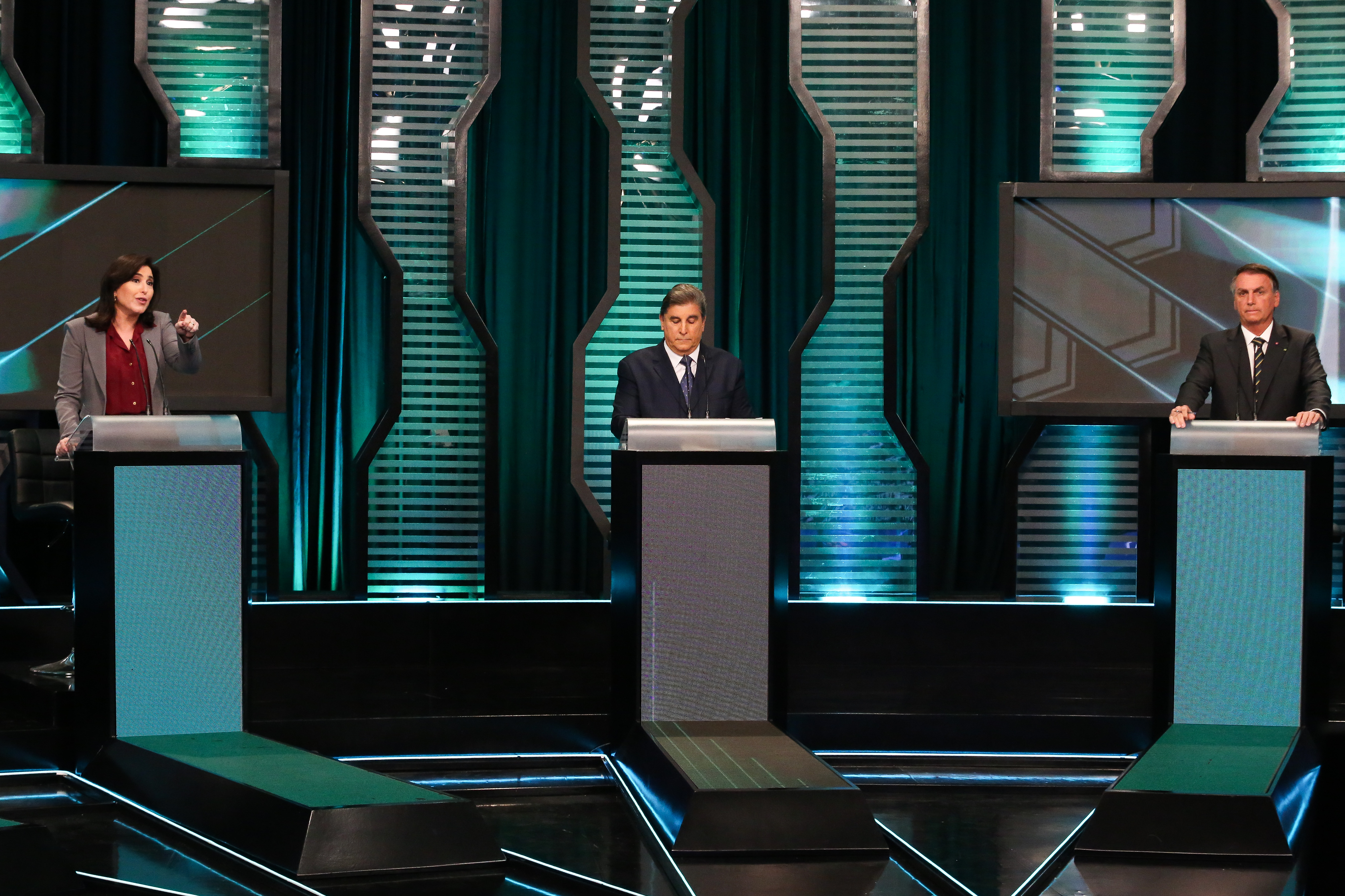 Simone Tebet, o jornalista Carlos Nascimento (mediador do debate) e o presiddente Bolsonaro.