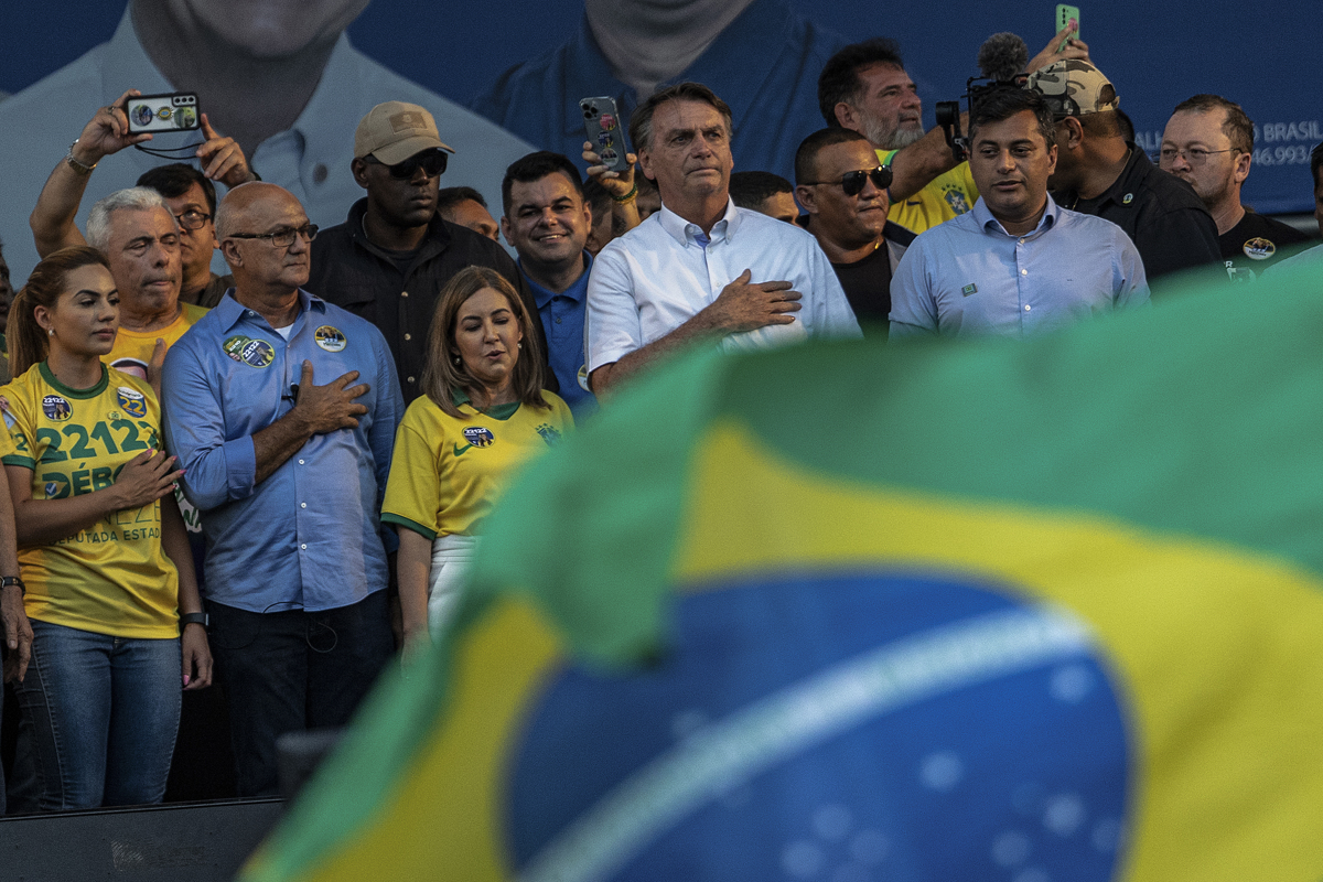 Comitê de campanha de Jair Bolsonaro traçou estratégia para conseguir votos entre eleitores cristãos e mulheres, especialmente das classes D e E, nessa reta final do primeiro turno.