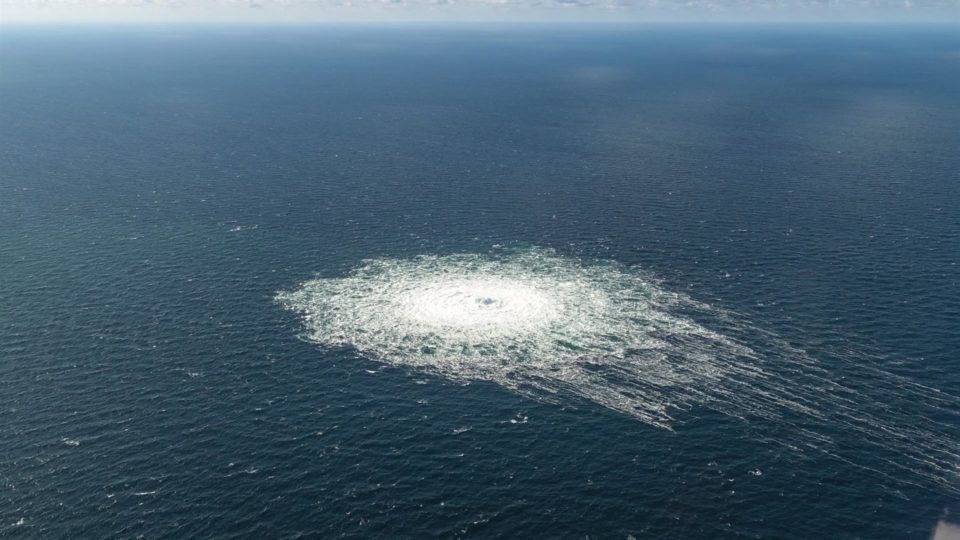 Nord Stream: Suécia conclui que gasodutos foram sabotados Imagem aérea mostra vazamento de gás do Nord Stream 2 no Mar Báltico.