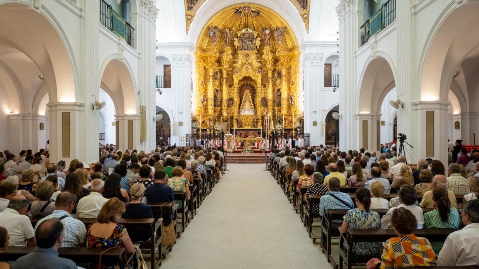 Católicos participando de uma missa em Huelva, província da Espanha