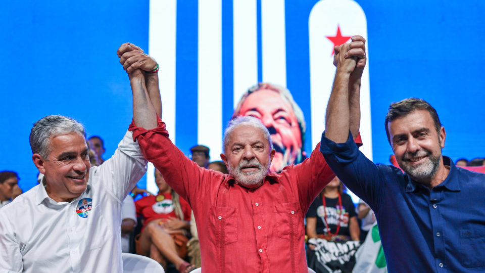 Lula ao lado de André Ceciliano (à esquerda) e de Marcelo Freixo (à direita).