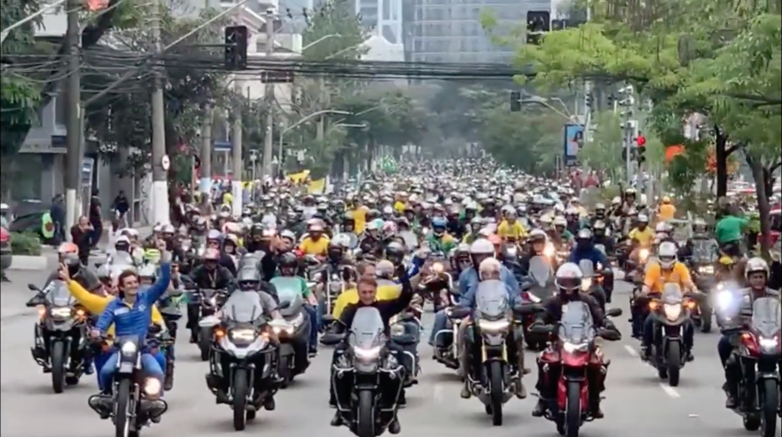 O presidente Jair Bolsonaro (PL) em motociata em São Paulo.