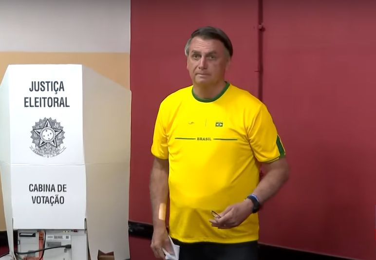 Jair Bolsonaro (PL) votou nesta manhã, próximo das 9 horas, na Escola Municipal Rosa da Fonseca, na Vila Militar, Zona Oeste do Rio de Janeiro.