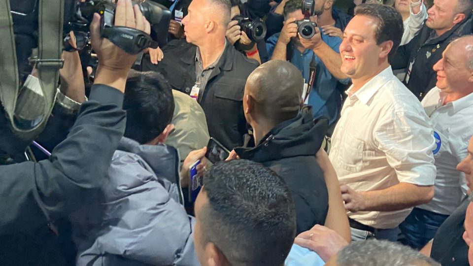 Ratinho Junior (PSD) chega ao TRE após ter reeleição confirmada nas urnas