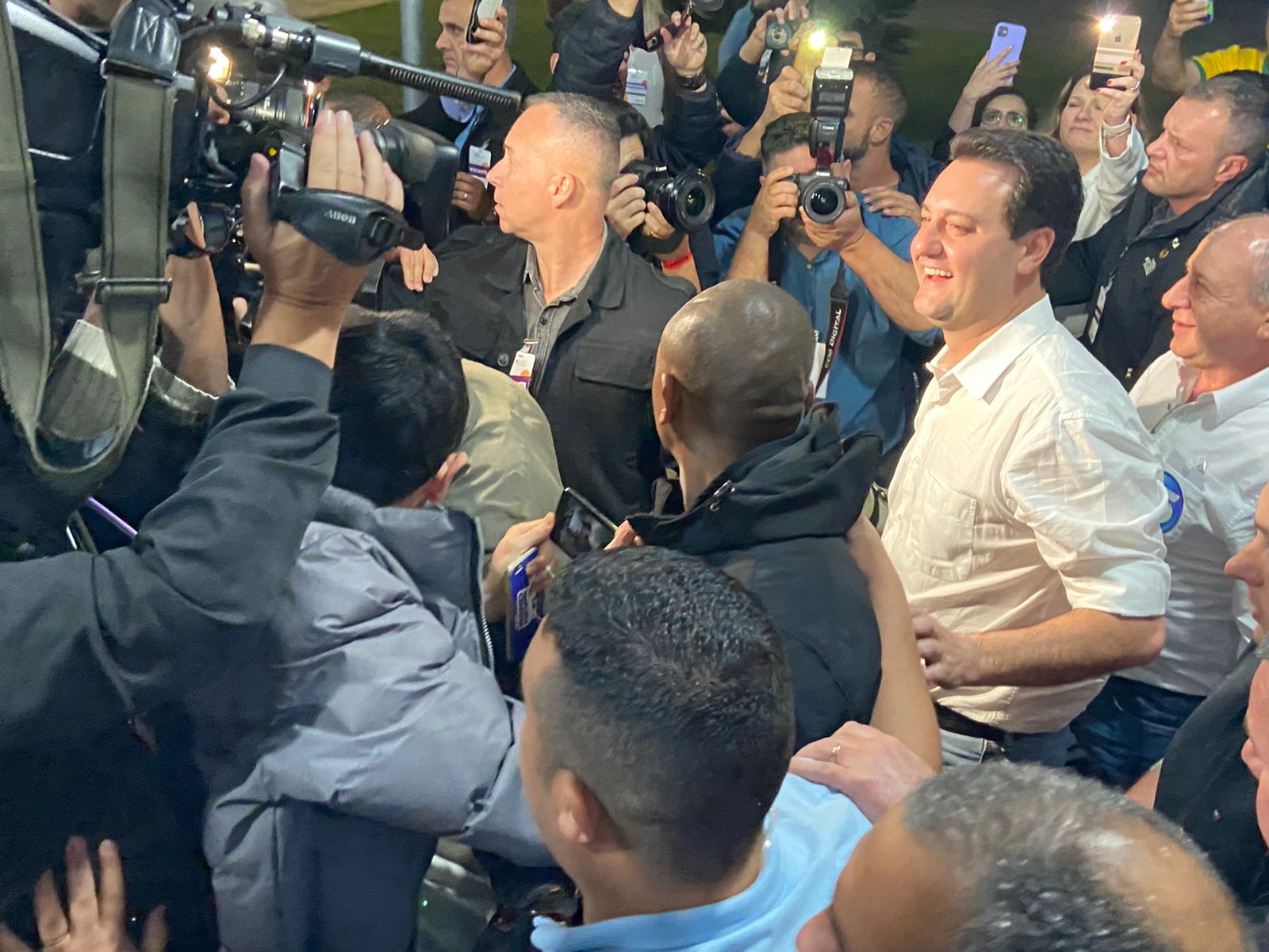Ratinho Junior (PSD) chega ao TRE após ter reeleição confirmada nas urnas