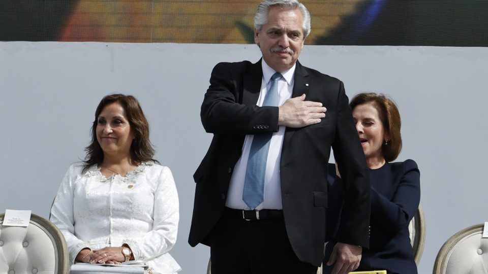 O presidente da Argentina, Alberto Fernández, participa da cerimônia de posse do presidente da Colômbia, Gustavo Petro, na Praça Bolívar, em Bogotá.