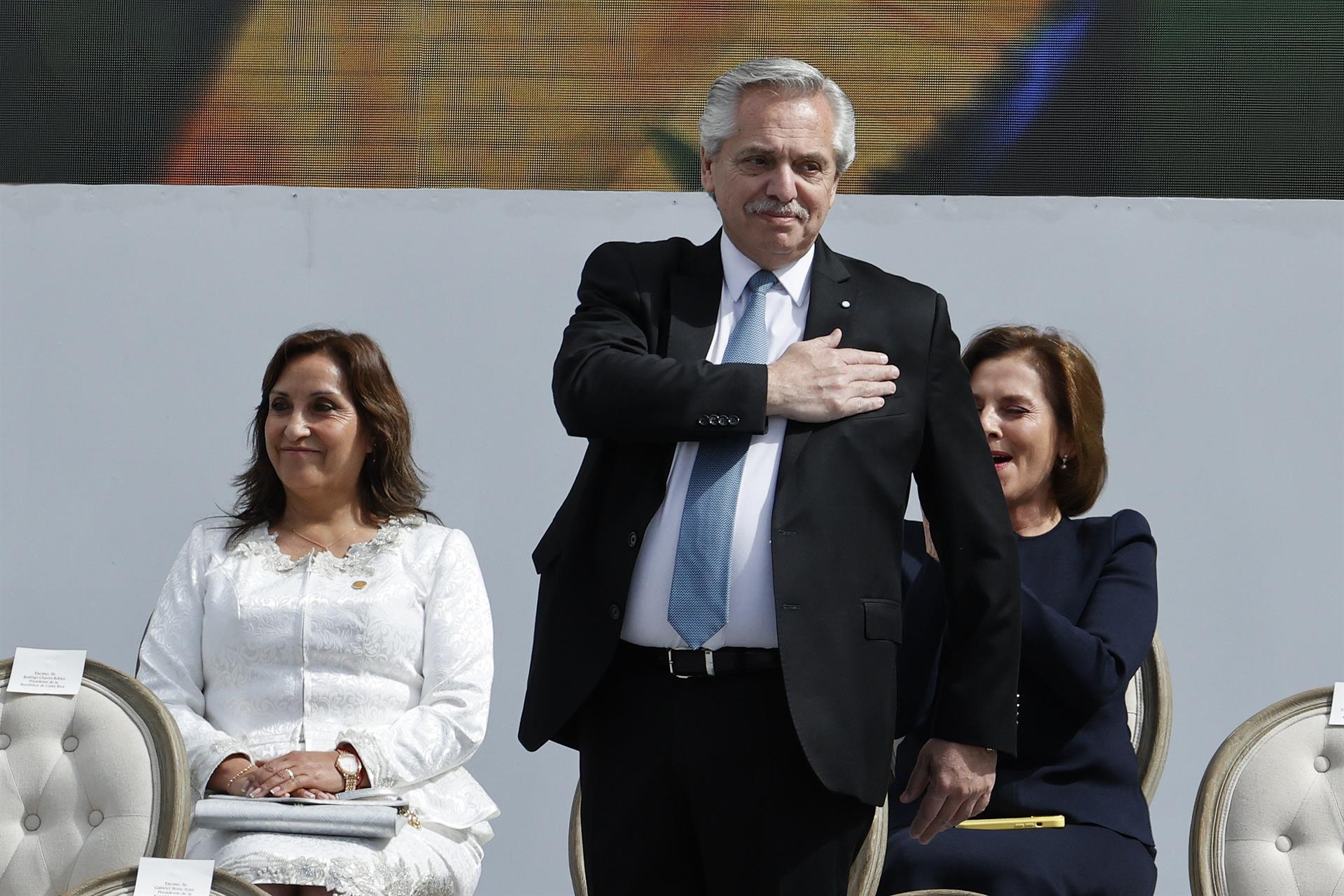 O presidente da Argentina, Alberto Fernández, participa da cerimônia de posse do presidente da Colômbia, Gustavo Petro, na Praça Bolívar, em Bogotá.