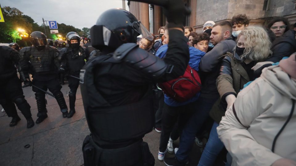 Policiais russos detêm participantes de um protesto não autorizado contra a mobilização parcial devido ao conflito na Ucrânia, no centro de São Petersburgo, Rússia, 21 de setembro de 2022.