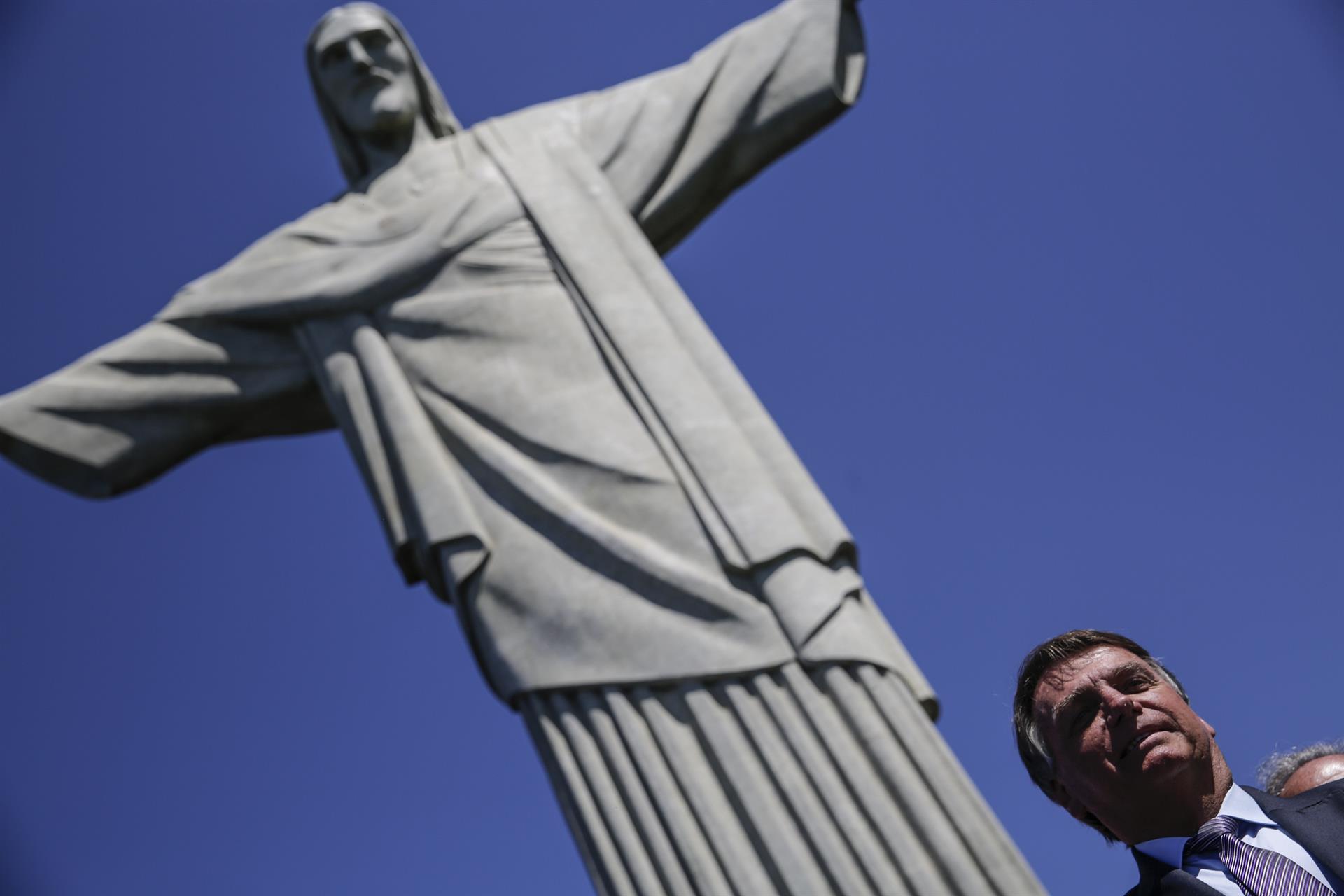 04/04/2022.- O presidente do Brasil, Jair Bolsonaro, visita o Cristo Redentor por ocasião do 100º aniversário do início de sua construção, no Morro do Corcovado, no Rio de Janeiro (Brasil).