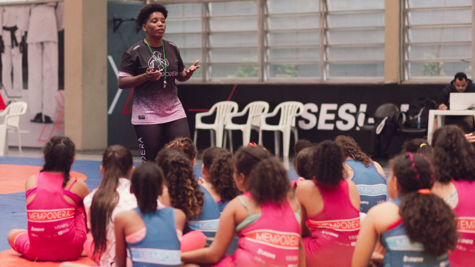 Empresa investe em esportes e arte para melhorar condições de crianças e adolescentes carentes