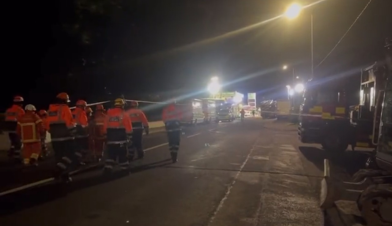 Voluntários da Defesa Civil ajudando no resgate