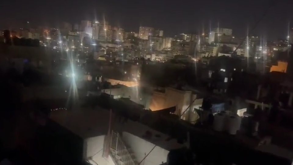 Vídeos mostram fogos de artifício na noite do sábado, no campo de refugiados de Shuafat, a nordeste de Jerusalém