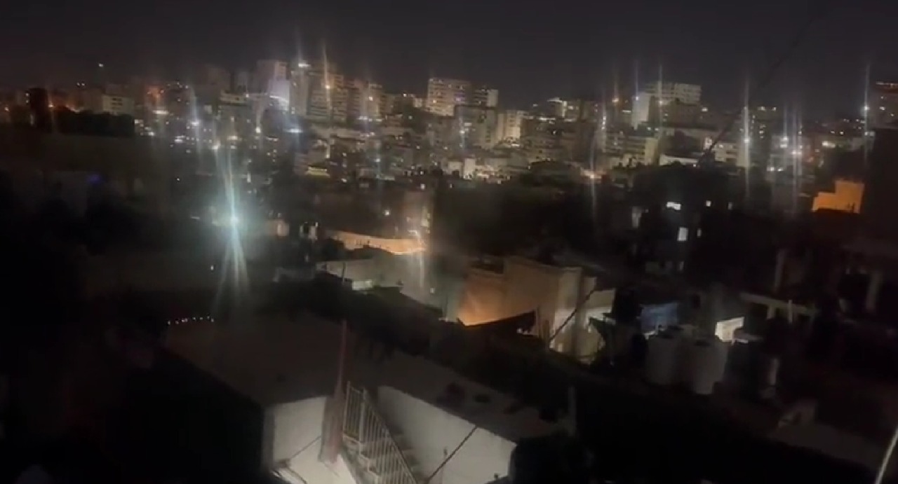 Vídeos mostram fogos de artifício na noite do sábado, no campo de refugiados de Shuafat, a nordeste de Jerusalém