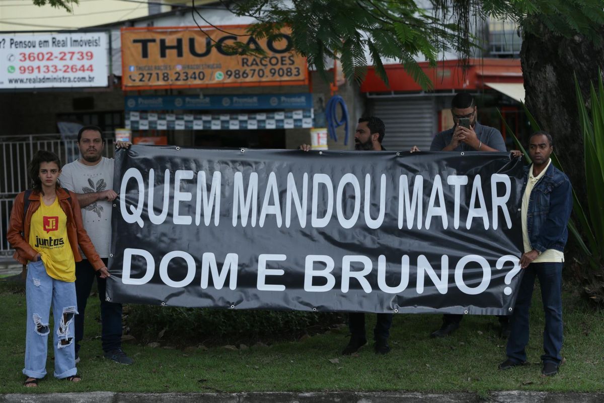 Protesto de moradores em junho, durante as investigações que apontaram Vilar como suspeito das mortes de Bruno e Dom Phillips.