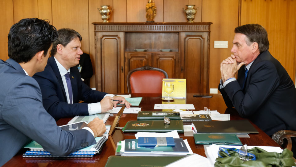 O presidente da República, Jair Bolsonaro, durante encontro com o então ministro da Infraestrutura, Tarcísio Gomes de Freitas