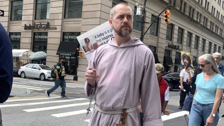 Fidelis Moscinski, um frade franciscano na tradição de São Francisco, faz orações de libertação do lado de fora de uma clínica de aborto em Nova York