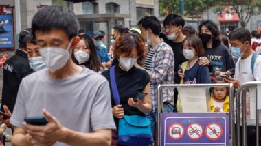 Em Pequim, pessoas ainda usam máscaras nas ruas neste mês de outubro