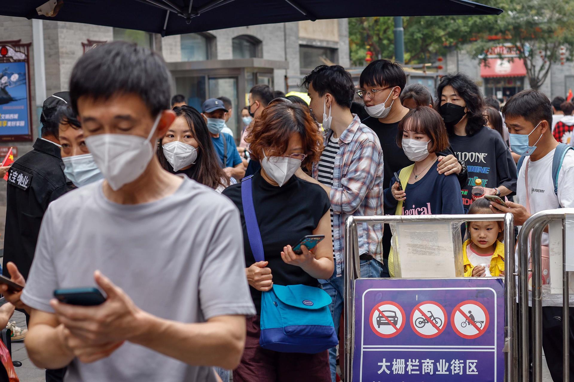 Em Pequim, pessoas ainda usam máscaras nas ruas neste mês de outubro